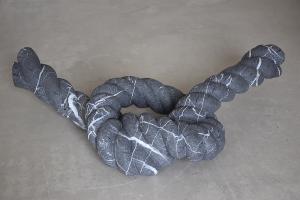 Ein von Herbert Meusburger geschaffener Knoten aus Kalkgestein (Foto: Kapi) 